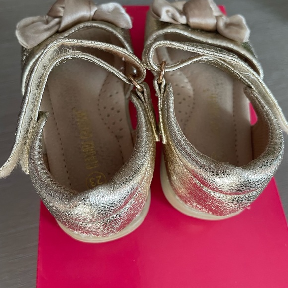 Stuart Weitzman girls toddler sandals size 7 Gold with bow detail - Picture 5 of 6